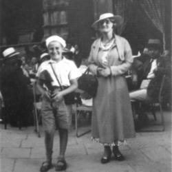 Луи-Кристоф Залески-Заменхоф, синът на Адам и Ванда, с леля си Лидия през 1935 г.